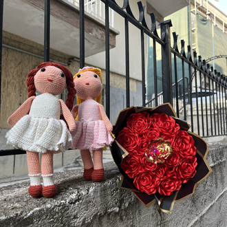 2 adet el örgüsü bebek, saten ışıklı buket