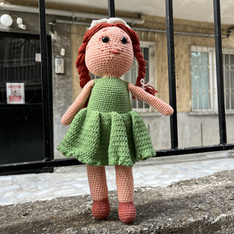 El yapımı örgü bebek