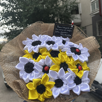 Uğurböcekli çiçek buketi