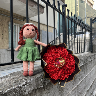 El yapımı örgü bebek