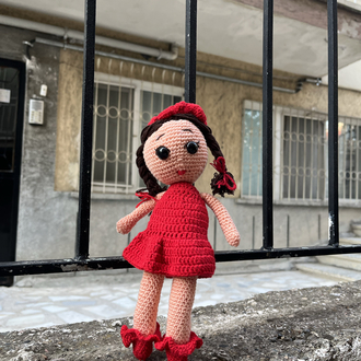 El yapımı örgü bebek