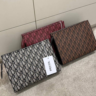 Mia Model Trend Clutch