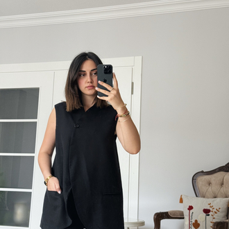Siyah düğme detaylı yelek