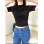 Yanı ve omuzu büzgülü crop