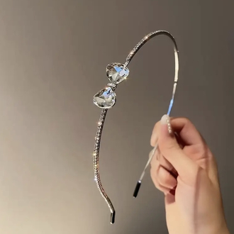 Fiyonk Detaylı Parlak Taşlı Taç
