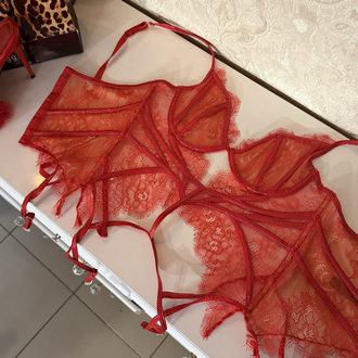 RED VERSAILLE