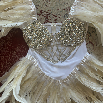BEYAZ TÜYLÜ VE TAŞLI BODYSUIT