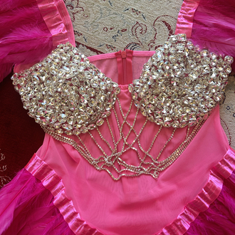 PEMBE TÜYLÜ VE TAŞLI BODYSUIT