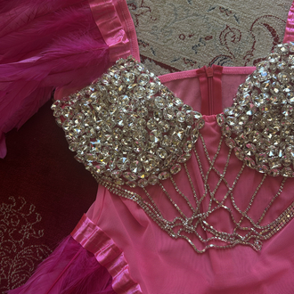 PEMBE TÜYLÜ VE TAŞLI BODYSUIT