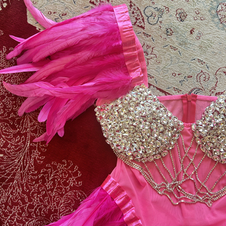 PEMBE TÜYLÜ VE TAŞLI BODYSUIT