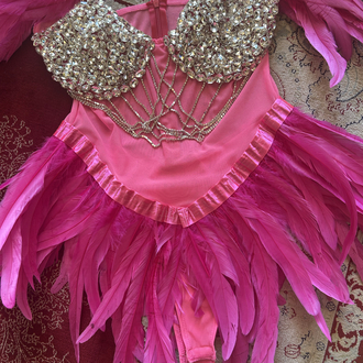 PEMBE TÜYLÜ VE TAŞLI BODYSUIT