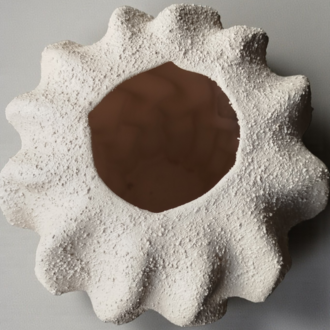 Sculptural Form: El Yapımı Taş Dokulu Kıvrımlı Seramik Vazo (26cm)