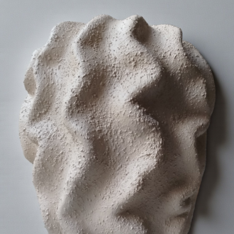 Sculptural Form: El Yapımı Taş Dokulu Kıvrımlı Seramik Vazo (26cm)