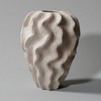 Sculptural Form: El Yapımı Taş Dokulu Kıvrımlı Seramik Vazo (26cm)