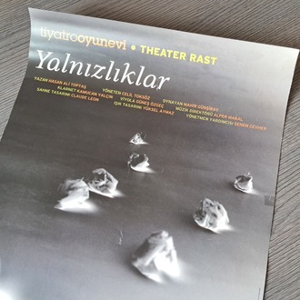 Yalnızlıklar - Tiyatro Oyunu Afişi (Tiyatro Oyunevi, 2007)