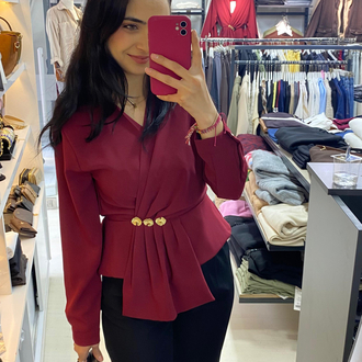 Kruvaze yaka vatkalı aksesuar detaylı bluz