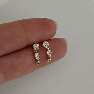 Xuping Mini 3 Taş Sallantılı Küpe