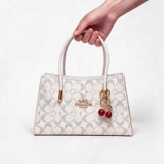 Coach Mid Boy Signature Cherry Charmlı Beyaz Çanta