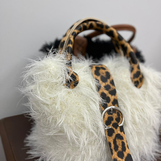 Leoparlı tüylü çanta