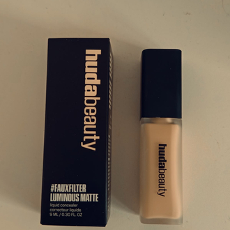 Huda Beauty Kapatıcı “Yeni paketleme” Açık ton