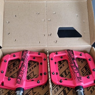 Enlee çivili pedal