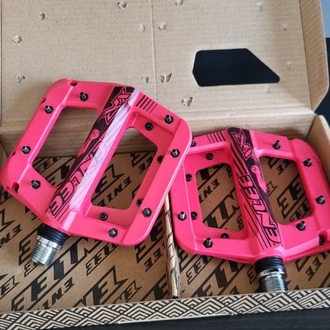Enlee çivili pedal