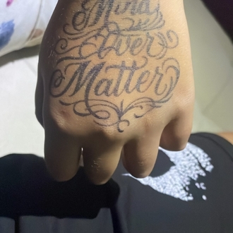 sonradan kararan el üstü yazı dövmesi Mint over matter