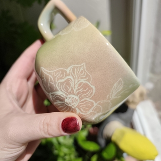 El Yapımı Seramik Kupa | Pastel Geçişli, Çiçek Desenli Özgün Tasarım