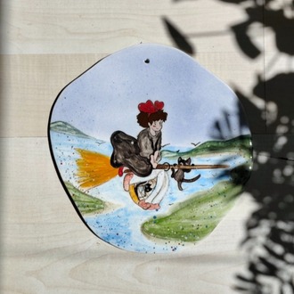 Kiki'nin Rüzgârlı Yolculuğu – El Yapımı Seramik Duvar Panosu