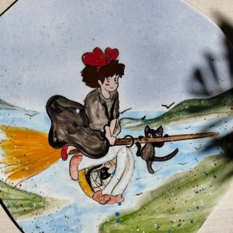 Kiki'nin Rüzgârlı Yolculuğu – El Yapımı Seramik Duvar Panosu