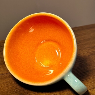 Heidi Çiçek Tarlasında El Yapımı Seramik Fincan – 280 ml | Tamamı El Boyaması