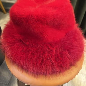 Kırmızı peluş şapka
