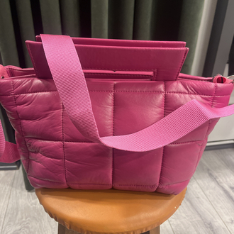 Pembe çanta