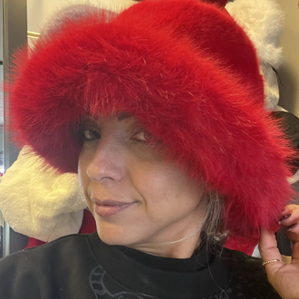 Kırmızı peluş şapka