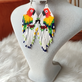 BEYAZ PAPAĞAN KUM BONCUK KÜPE(ÇELİK). 