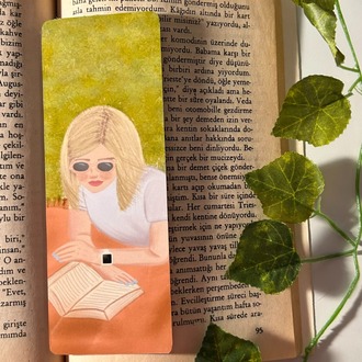 Parktaki kız temalı kitap ayracı