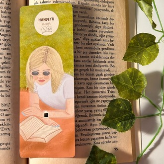 Parktaki kız temalı kitap ayracı