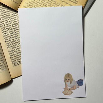 Parkta kitap okuyan kız temalı notepad/memopad