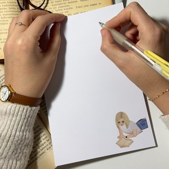 Parkta kitap okuyan kız temalı notepad/memopad