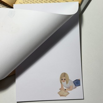 Parkta kitap okuyan kız temalı notepad/memopad