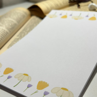 Papatya ve mor çiçek temalı notepad