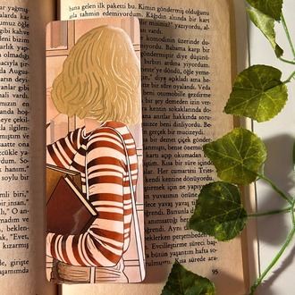 Kitapçıdaki kız temalı kitap ayracı