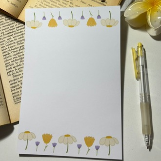 Papatya ve mor çiçek temalı notepad