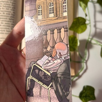 Kitap okuyan yaşlı adam temalı kitap ayracı