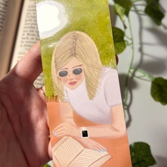 Parktaki kız temalı kitap ayracı