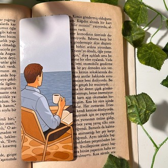Kitap Okuyan Erkek Kitap Ayracı 5 X 15 Cm Pvc Kaplama Parlak Ve Sert Yapı El Yapımı Bookmark