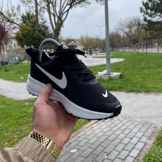 Nike Revolution 8