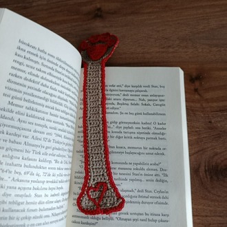 Patili, kalpli tığ işi kitap ayracı kırmızı pati