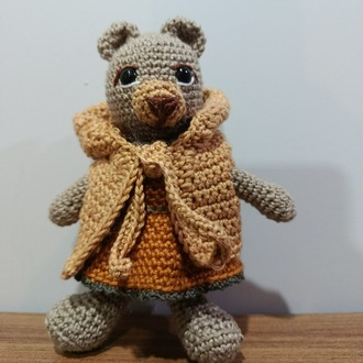 Yelekli minik amigurumi ayı