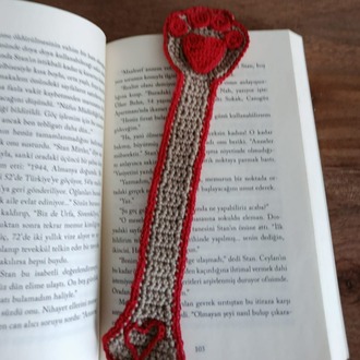 Patili, kalpli tığ işi kitap ayracı kırmızı pati